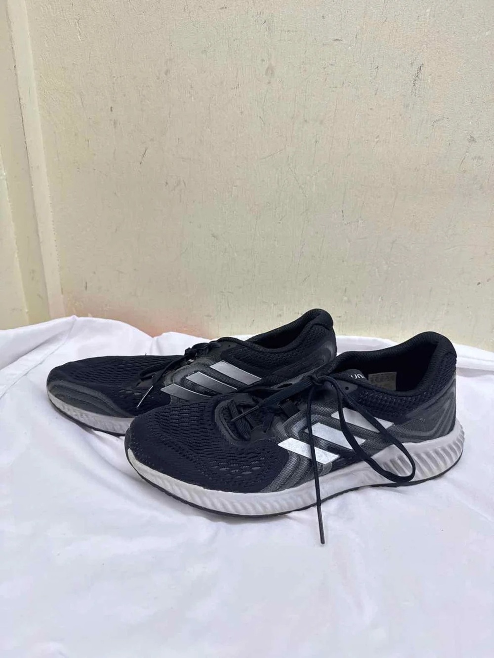 Adidas Womenโs Size 10 Black Running Sneakers Bounce Athletic Shoes